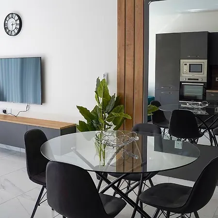 Luxurious Next To The Sea Apartment *